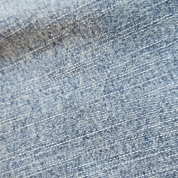 Time and Tru | Slim Fit Capri Jeans with Side Slit Hem Light Wash - Picture 3 of 5